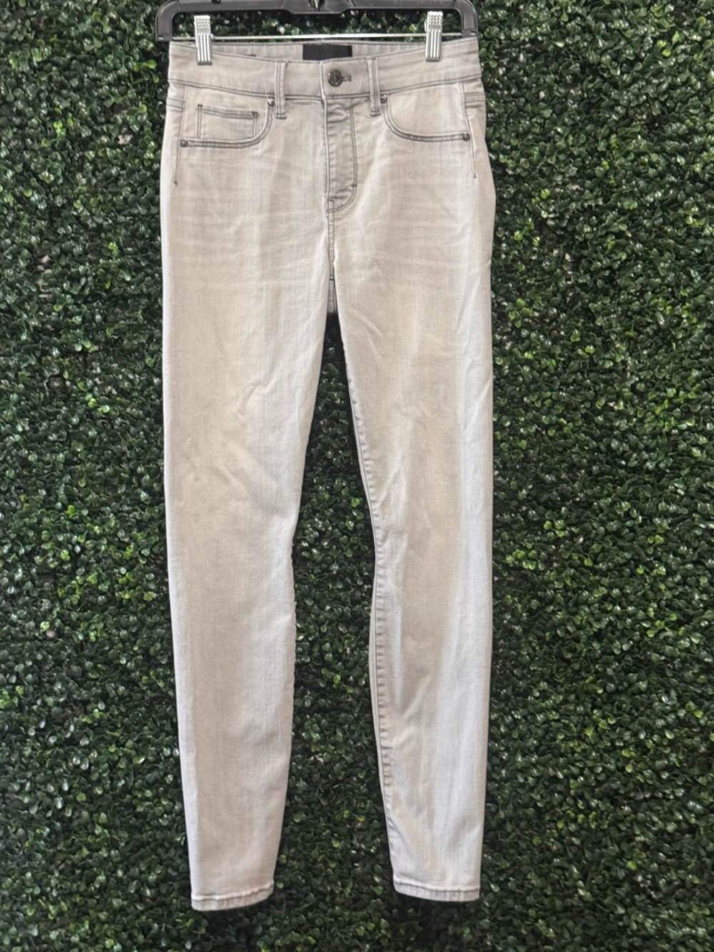 WHBM HIGH-RISE DENİM LEGGING
JEANIE DENIM IN GRAY CHARCOAL WASH - Picture 4 of 16